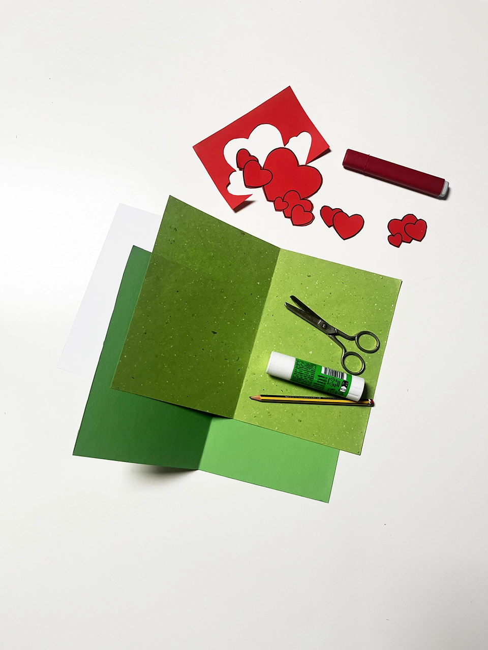 pop up tutorial - Cosa ti serve: 1 foglio A4 per l’interno, 1 cartoncino A4 per l’esterno, cartoncino rosso per ritagliare i cuori. Colla, forbici, matita, pennarello