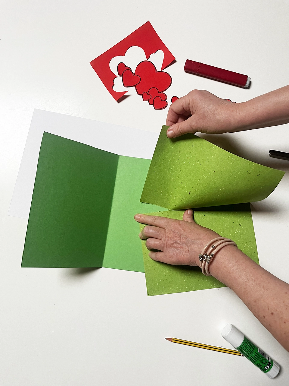 pop up tutorial - Dividi i fogli in 2: con un foglio A4 puoi fare 2 biglietti!