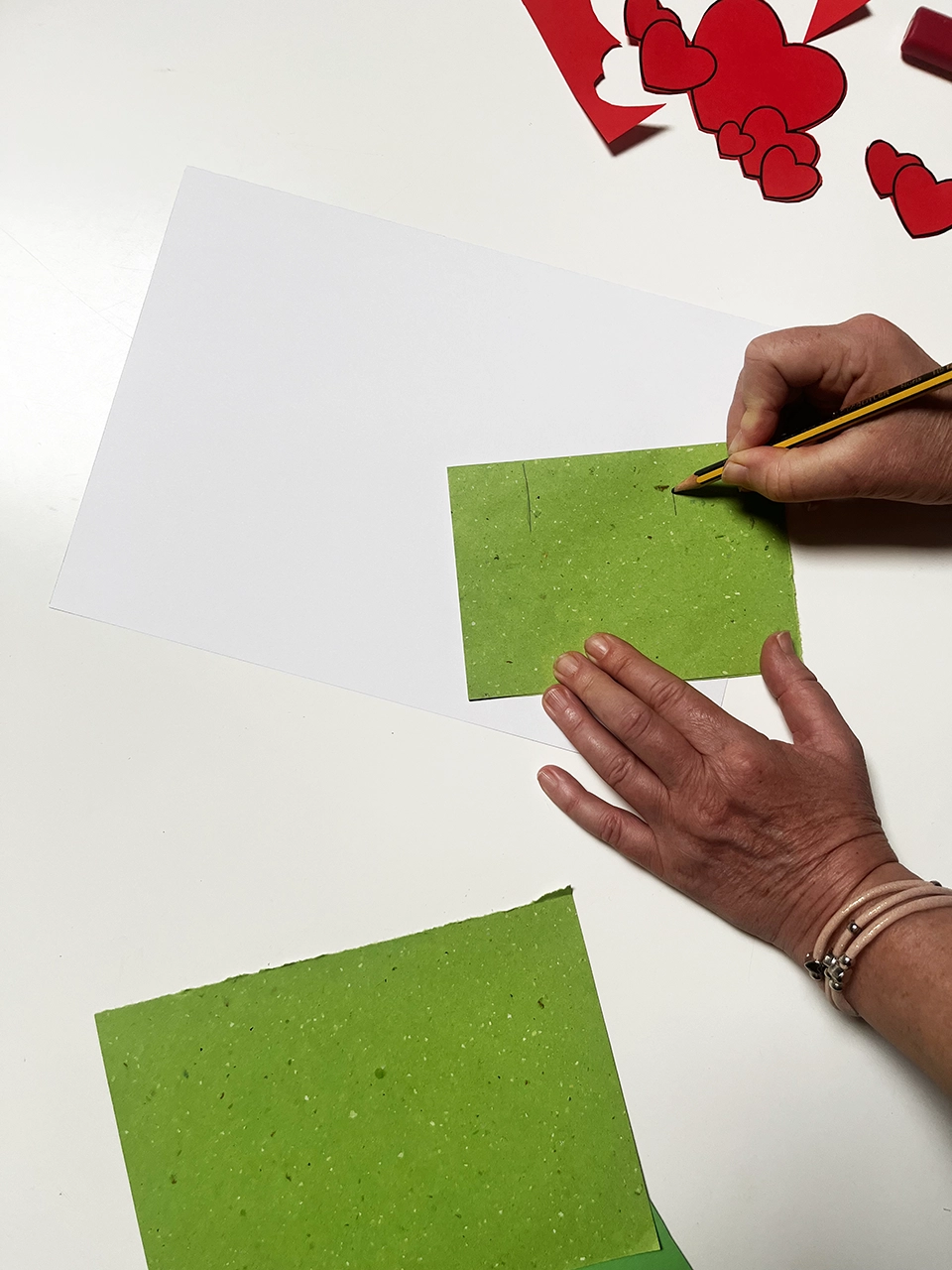 pop up tutorial - Facciamo l’interno del biglietto. Piega il foglio a metà e fai due linee parallele  sul lato della piega  
