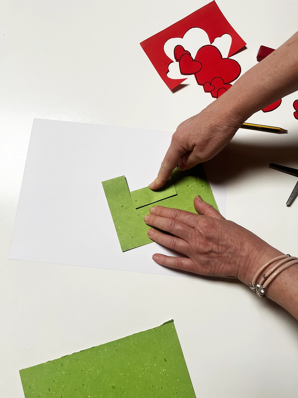 pop up tutorial - Solleva la linguetta che hai creato e piegala