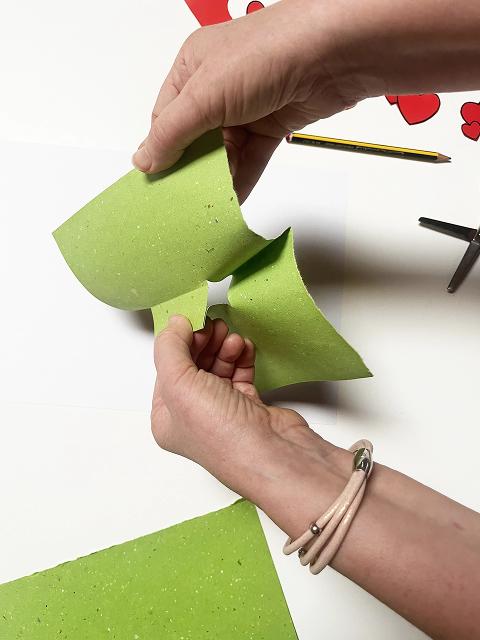 pop up tutorial - Apri il foglio e spingi la linguetta verso l’interno