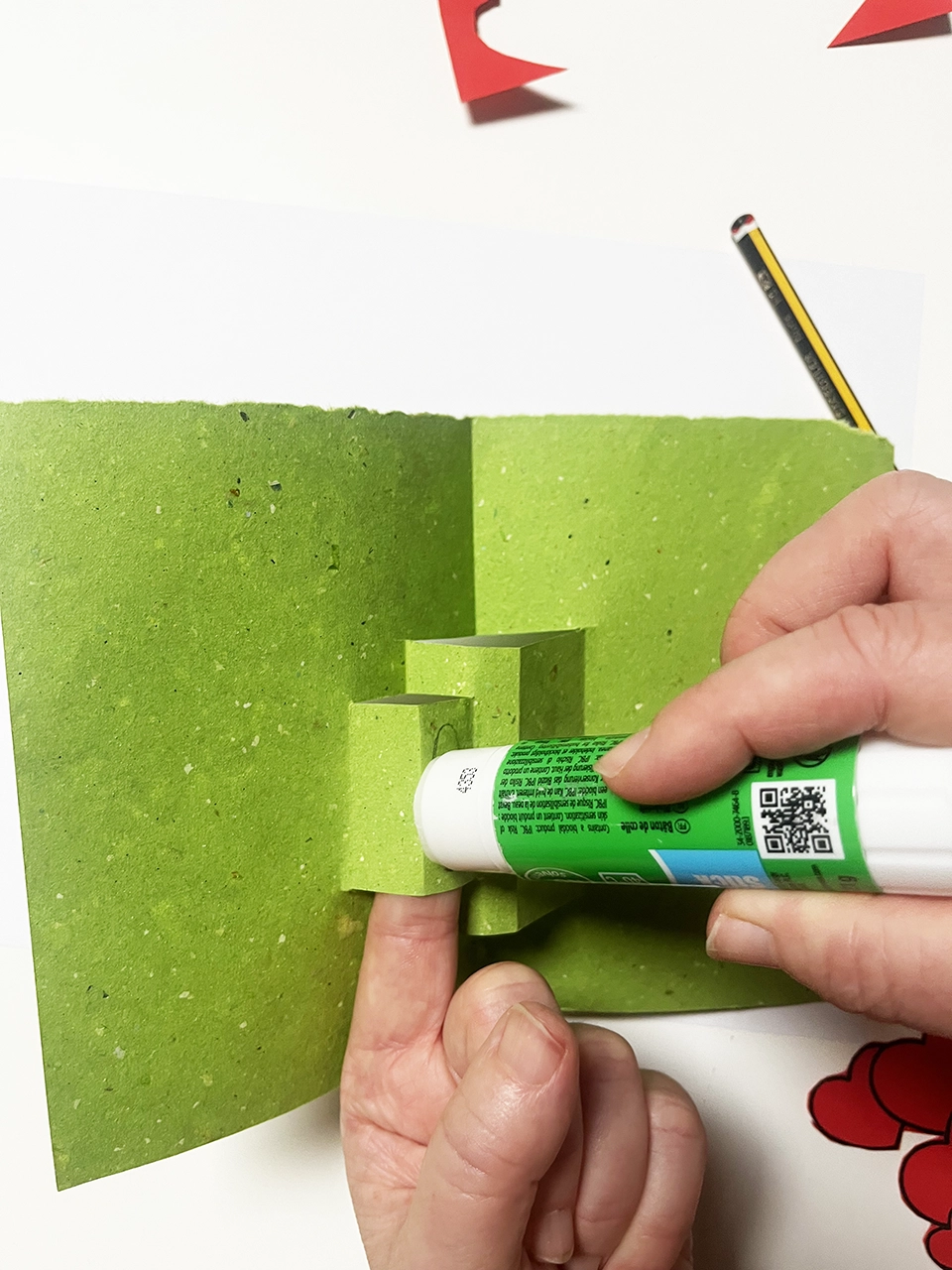 pop up tutorial - Apri il biglietto in modo da vedere bene i due scalini davanti a te. Metti la colla sulla parte verticale dello “scalino” piccolo.