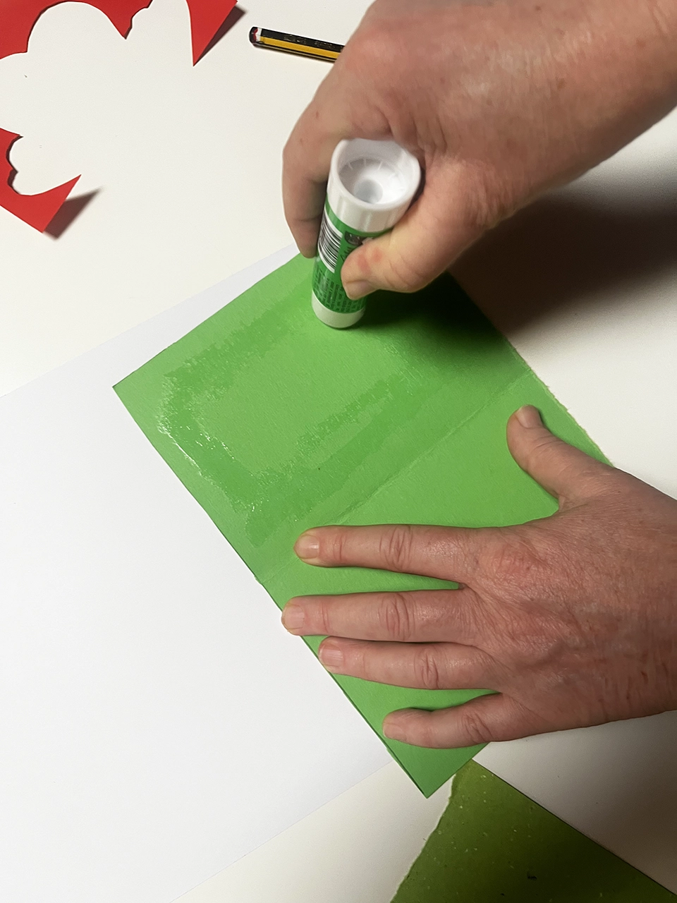 pop up tutorial - Metti la colla sul lato interno del cartoncino. Meglio ancora: metti la colla sul retro del foglio con i cuori