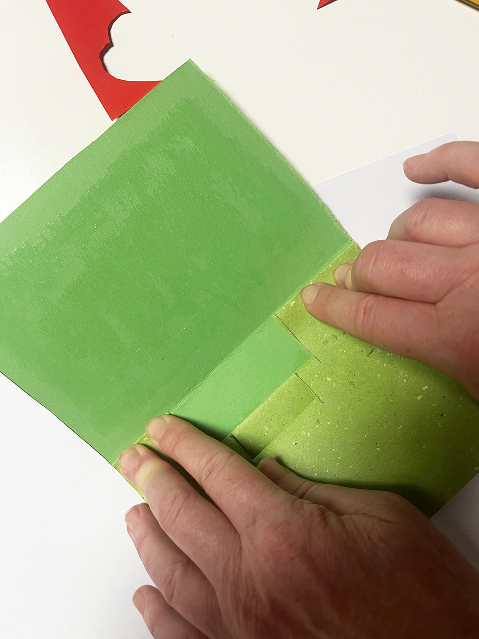 pop up tutorial - Incolla il foglio con i cuori sul cartoncino.